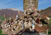 05 Presepio su albero con vista in Resegone